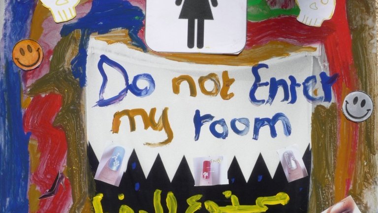 L'image représente une porte décorée avec plusieurs éléments visuels colorés. Au centre, il y a un symbole féminin indiquant l'accès à la chambre. Les mots "Do not enter my room" sont écrits en haut, tandis qu'en bas, il y a une inscription en arabe. Le fond est orné de dessins et de motifs joyeux, comme des cœurs et des visages souriants. Des illustrations de yeux et de têtes de mort ajoutent une touche audacieuse à l'ensemble.