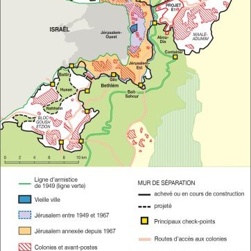 Cette image est une carte du grand Jérusalem, montrant les différentes zones géographiques et politiques de la région. Les éléments principaux de la carte incluent : - **Ligne d'armistice de 1949** : indiquée par une ligne verte, elle délimite les territoires concernés. - **Vieille ville** : mise en évidence, cette zone est d'une importance historique et culturelle. - **Jérusalem entre 1949 et 1967** : les changements de frontières sont représentés. - **Colonies et avant-postes** : situés dans certains secteurs, indiquant la présence israélienne. - **Territoires municipaux palestiniens** : ces zones sont spécifiquement désignées pour les municipalités palestiniennes. - **Mur de séparation** : indiqué en construction, représentant un projet en cours. - **Routes d'accès** : reliant divers points stratégiques, y compris des check-points. Les couleurs et motifs sur la carte servent à distinguer les différentes zones, leur statut administratif et les projets d'infrastructure.