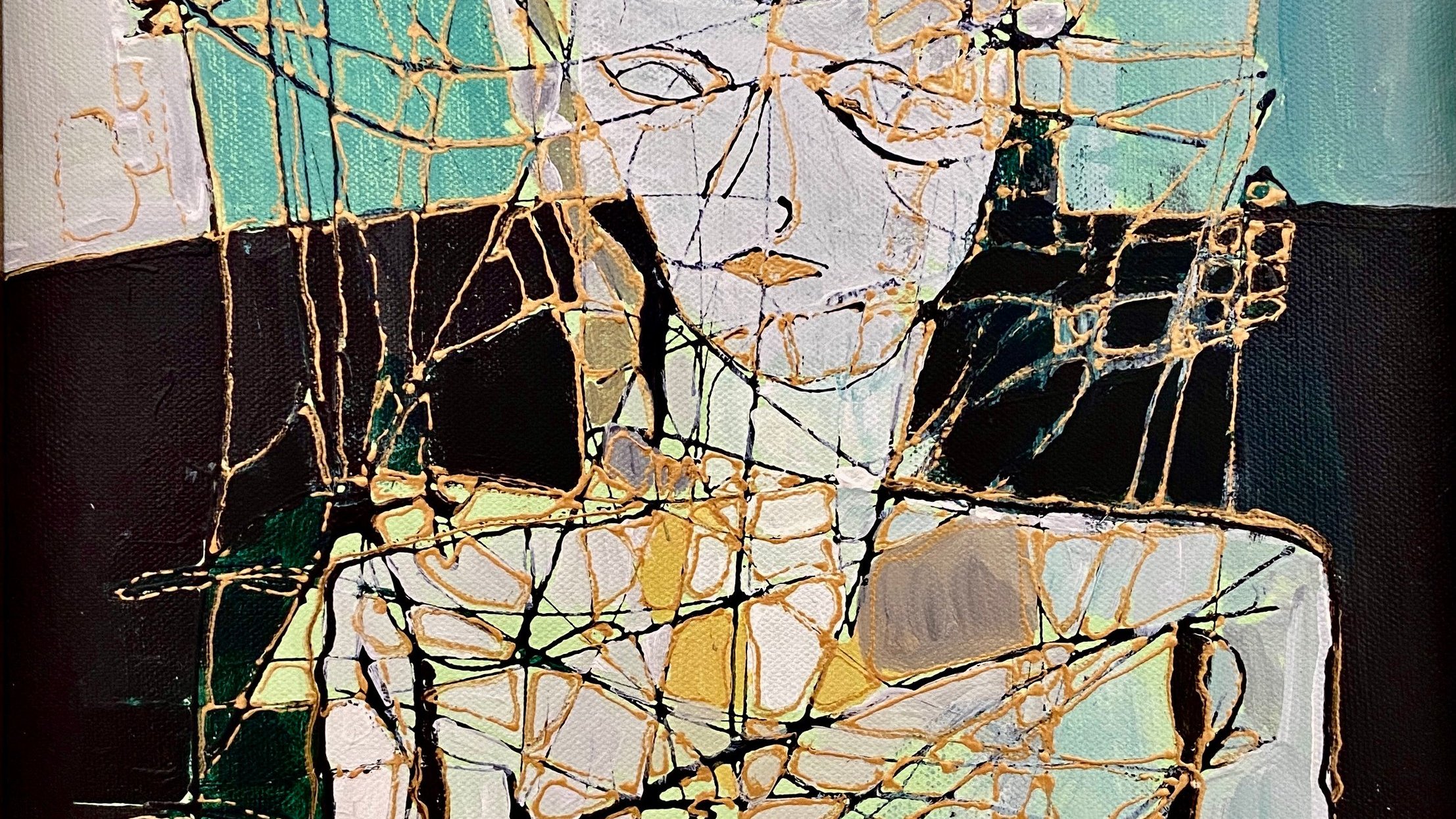 L'image représente une œuvre d'art abstraite. On y voit une figure humaine stylisée, avec des traits géométriques et des couleurs variées, principalement des tons de gris, de noir et des touches dorées. La représentation est marquée par des lignes entrecroisées qui semblent former une sorte de réseau autour de la figure, ajoutant une dimension complexe et moderne à l'œuvre. L'arrière-plan est composé de teintes vertes et turquoise, ce qui contraste avec la figure centrale. L'ensemble crée une atmosphère intrigante et contemporaine.