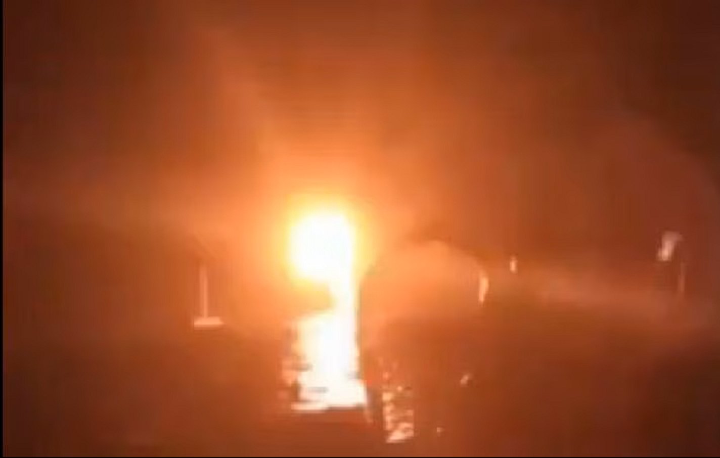 Une lumière intense brille dans l'obscurité, créant une atmosphère mystérieuse.