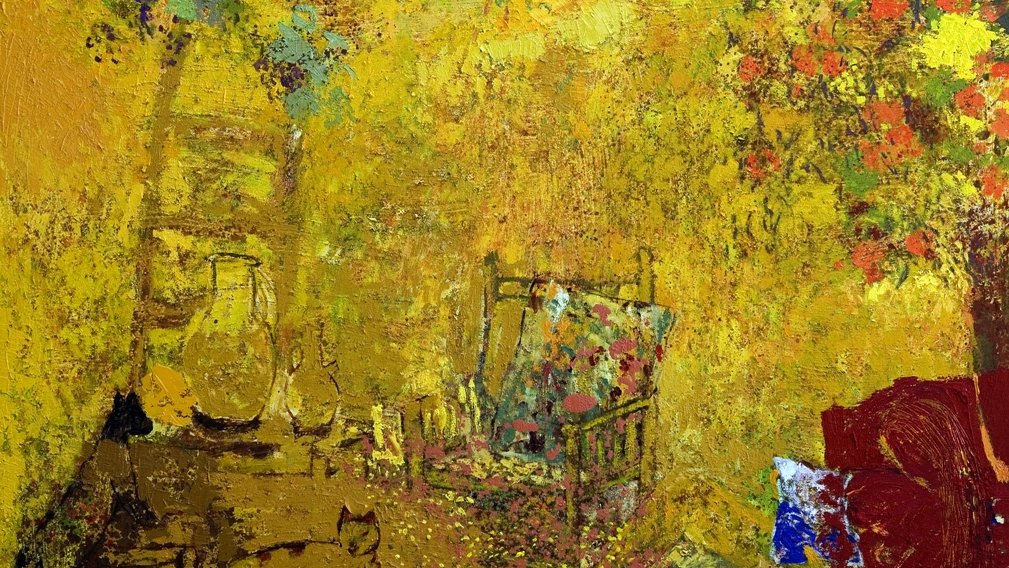 L'image présente une composition colorée dominée par des teintes jaunes. On peut apercevoir divers objets disposés de manière artistique, comme un pot, une échelle et une chaise. Une toile de peinture, richement décorée de motifs floraux, est également visible. Un chat noir se repose sur le sol, ajoutant une touche de vie à la scène. En arrière-plan, des touches de couleurs vives évoquent des fleurs, créant une atmosphère chaleureuse et vibrante. L'ensemble dégage une ambiance paisible et artistique.