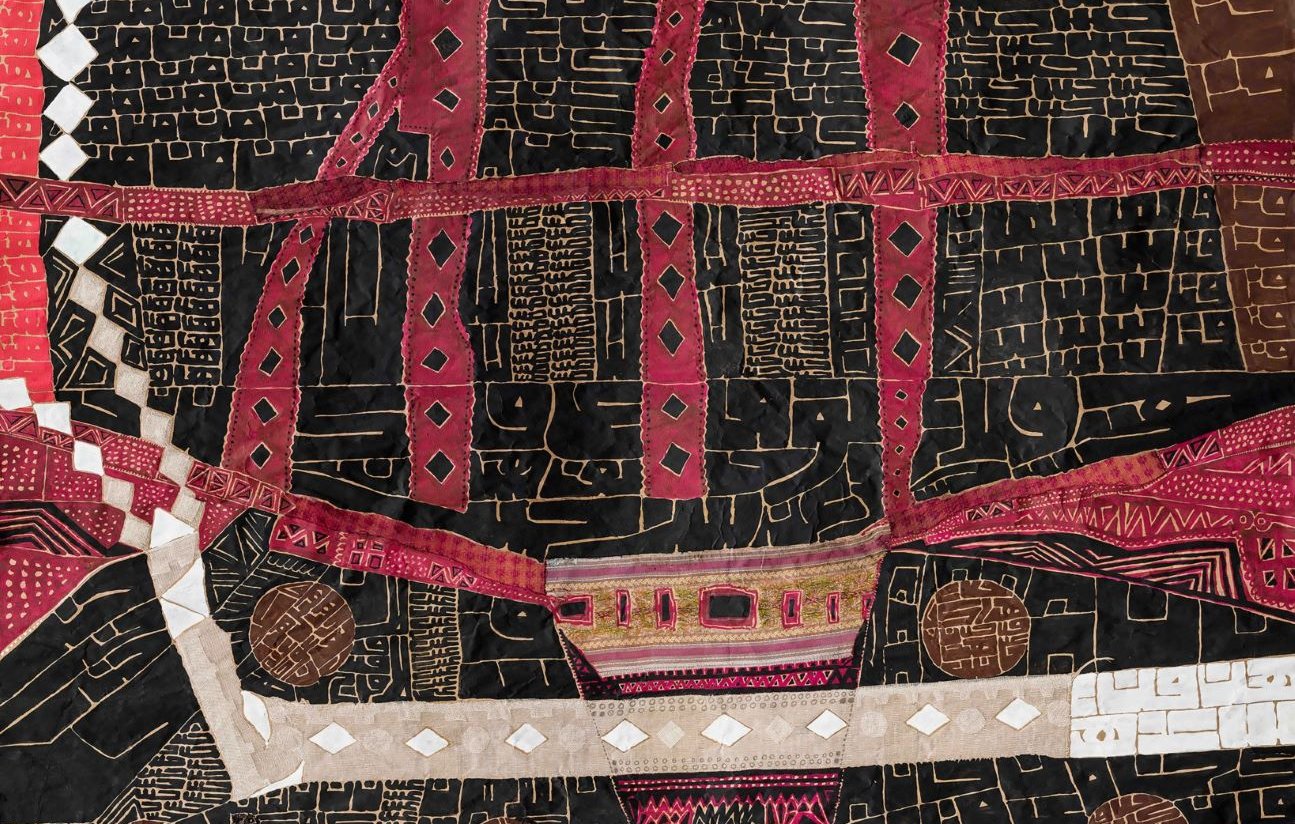 L'image présente une composition artistique complexe, caractérisée par des motifs géométriques et des lignes stylisées. On peut observer des éléments de couleur rouge, noir et doré, qui évoquent un style tribal ou africain. Les détails sont riches et texturés, créant une impression de profondeur et de mouvement. Les formes semblent raconter une histoire ou transmettre des symboles, ajoutant une dimension narrative à l'œuvre.