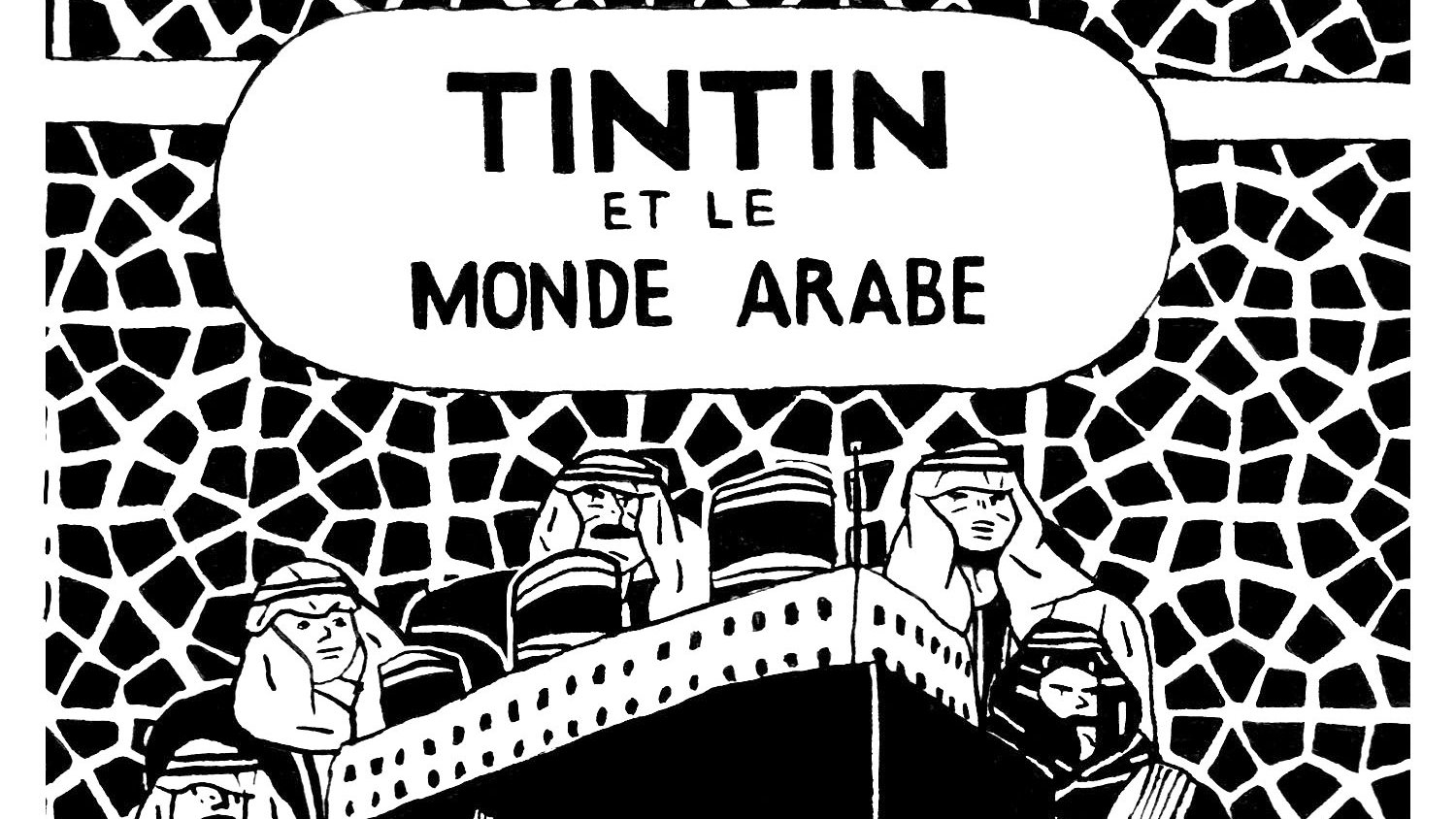 L'image représente une couverture de bande dessinée avec le titre "Tintin et le monde arabe". On y voit Tintin, un jeune reporter, se tenant sur un rocher, regardant un groupe de personnages en arrière-plan, qui semblent être des figures arabes vêtues de vêtements traditionnels. L'arrière-plan est orné de motifs géométriques, ajoutant une dimension culturelle à la scène. L'ensemble est en noir et blanc, ce qui donne un style classique à l'illustration.