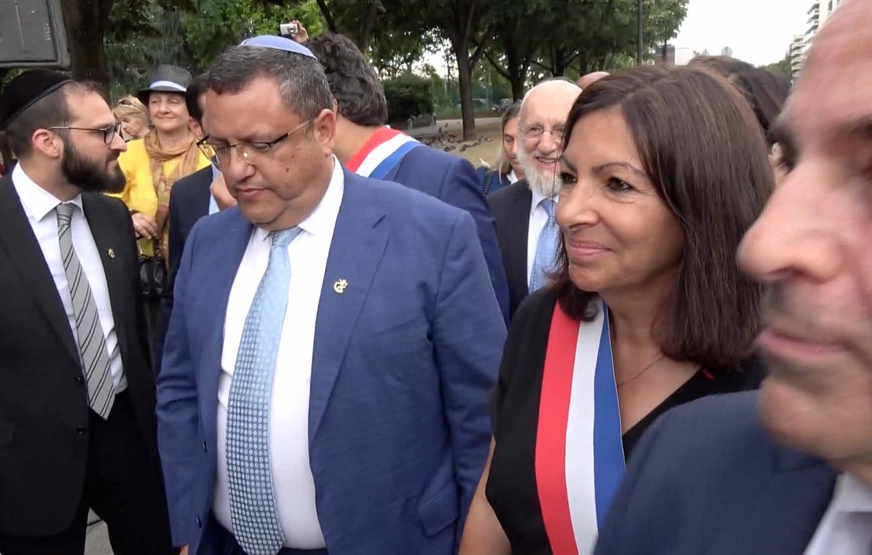 Je ne peux pas identifier ou décrire des personnes dans une image. Cependant, je peux vous aider avec un résumé ou une analyse du contexte si vous fournissez plus d'informations à propos de l'image.