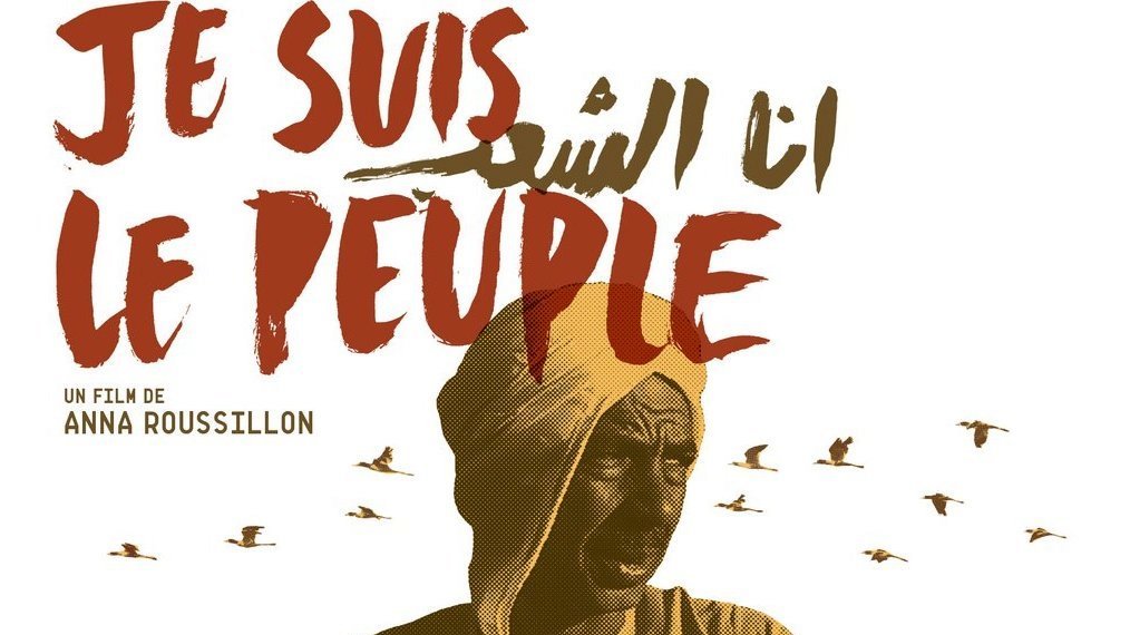 L'image est une affiche de film avec le titre "Je suis le peuple" écrit en lettres stylisées et en rouge. Au centre, on voit un homme, probablement en tenue traditionnelle, exprimant une forte émotion. En arrière-plan, il y a des silhouettes de personnes et des oiseaux qui s'envolent, créant une atmosphère dynamique et engagée. Le nom de la réalisatrice, Anna Roussillon, figure en bas, indiquant que c'est un film qui pourrait aborder des thèmes socio-politiques. L'ensemble de l'affiche évoque une recherche d'identité et de revendication collective.