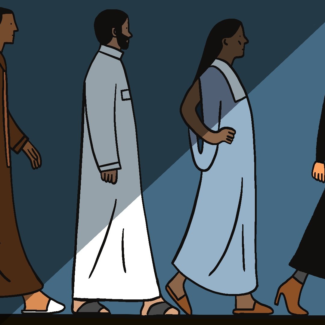 L'image montre quatre personnages en marche, chacun portant des vêtements traditionnels distincts. À gauche, un homme en robe marron et sandales. À côté, un homme en robe blanche avec une poche. Ensuite, une femme en robe de couleur claire. Enfin, à droite, une femme en hijab noir, chaussée de bottes, marchant avec assurance. L'arrière-plan est sombre, mettant en valeur les personnages.