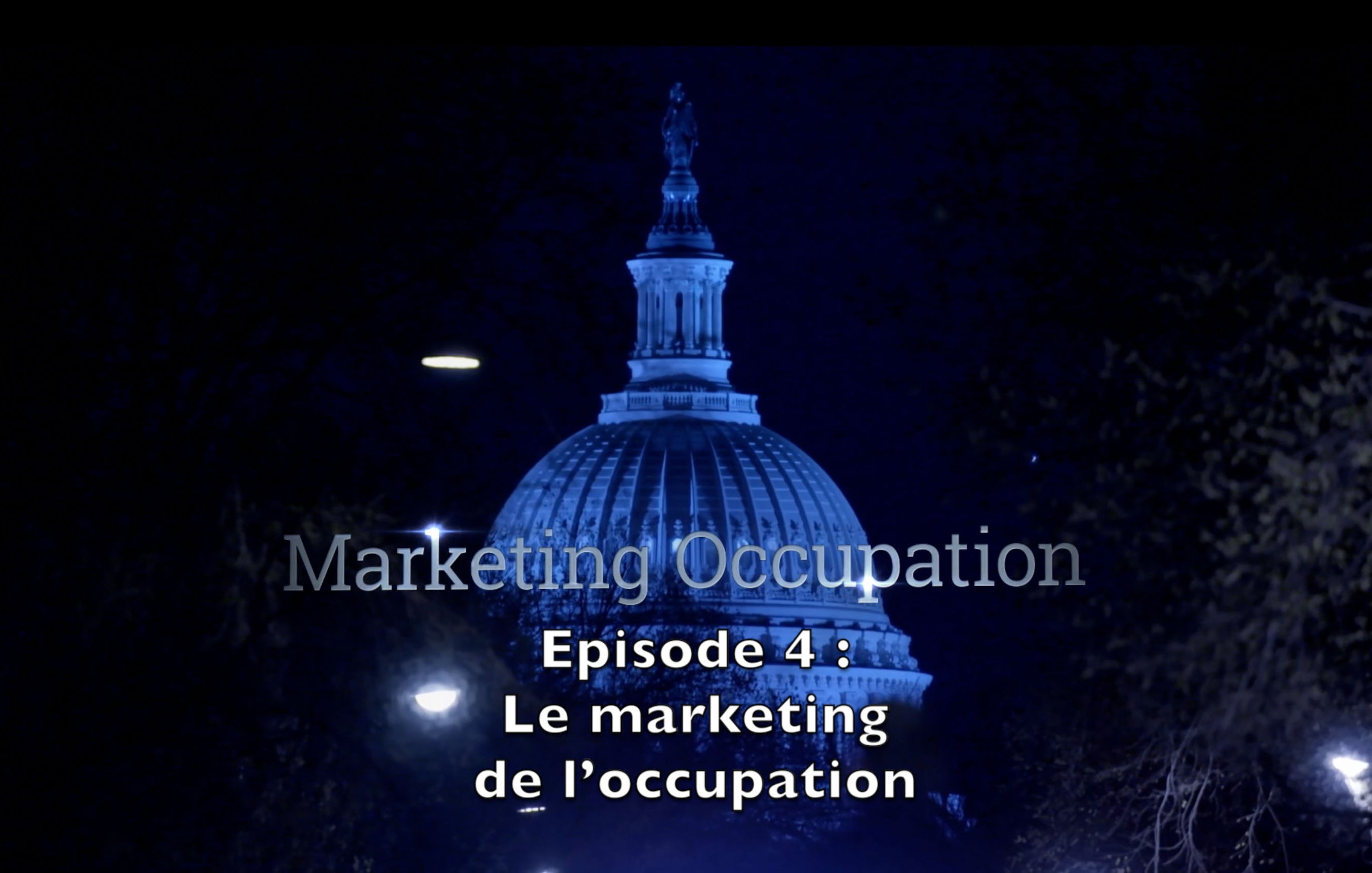 L'image présente une vue nocturne d'un bâtiment emblématique, probablement le Capitole, illuminé en bleu. En haut, le titre "Marketing Occupation" est inscrit, suivi de "Épisode 4 : Le marketing de l'occupation". L'atmosphère est sombre avec des éclairages doux, créant une ambiance intrigante.