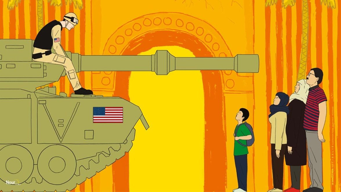 L'image présente une affiche du film "Homeland: Irak année zéro". Le fond est d'un jaune vif avec des motifs de palmiers et des monuments architecturaux. Au premier plan, un tank est représenté, avec un militaire assis dessus, regardant vers un groupe de figures humaines vêtues de vêtements traditionnels. Le titre du film et les sections "Partie 1 / Avant la chute" et "Partie 2 / Après la bataille" sont clairement visibles, indiquant que le film traite des événements en Irak. L'affiche est conçue dans un style graphique qui attire l'attention.