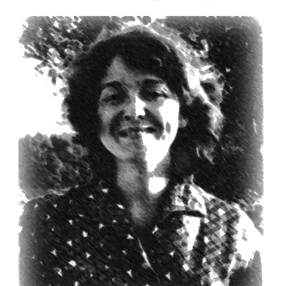 L'image montre une femme avec des cheveux bouclés et un sourire chaleureux. Elle porte une chemise à motifs. L'arrière-plan est flou, suggérant un environnement naturel. L'effet visuel donne une impression de dessin en noir et blanc, ajoutant une touche artistique à la scène.