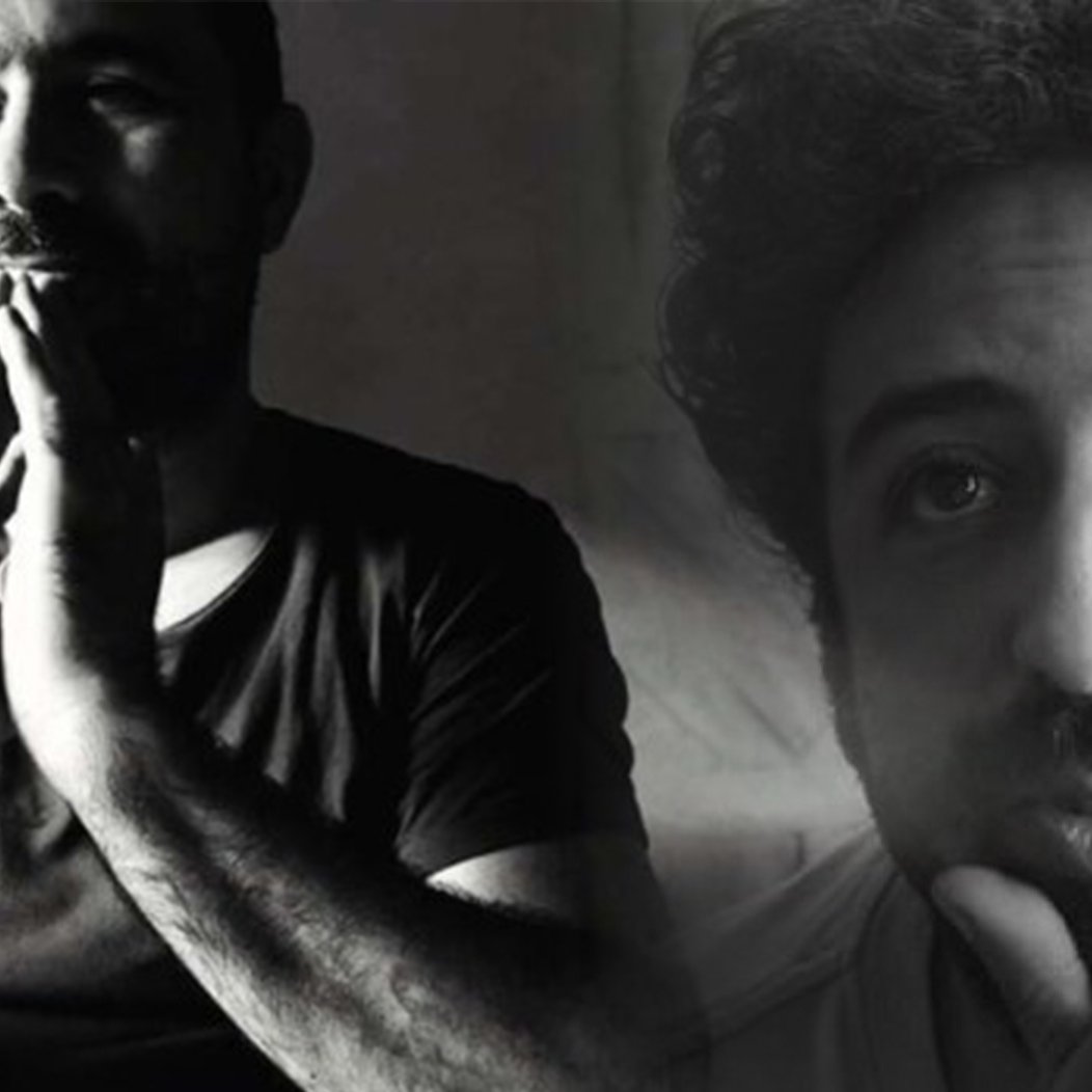 L'image présente deux portraits en noir et blanc d'un homme, chacun montrant une expression différente. Dans l'un des portraits, l'homme est assis, les mains jointes sous le menton, ce qui pourrait suggérer une réflexion ou une contemplation. Dans l'autre, il semble pensif, avec une main sur le menton, regardant légèrement sur le côté. Les jeux d'ombre et de lumière accentuent les traits de son visage et créent une atmosphère introspective.