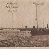 L'image semble représenter une vue panoramique d'un port ou d'une zone maritime, probablement durant une période historique. On y voit plusieurs navires avec des annotations indiquant différentes localisations ou points d'intérêt, tels que : - Transport - Presqu'île de Gallipoli - Éclaireur britannique - Camp de l'Escaut, Major français - Transports - Débarquement des tropas - Pointe de Seddul Bahir - Côte d'Asie - Transport français - Garage Ces indications suggèrent un contexte militaire, possiblement lié à des opérations navales durant la Première Guerre mondiale. Les navires sont rangés en file dans l'eau, illustrant une activité maritime intense.