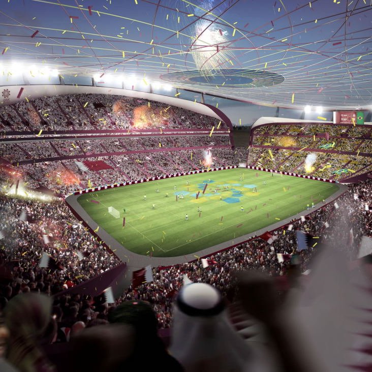 L'image représente un grand stade de football rempli de spectateurs enthousiastes. On peut voir des tribunes pleines, avec des fans agitant des drapeaux et des confettis qui tombent du ciel. Le terrain est bien verdoyant, et on aperçoit des joueurs au centre, en pleine action. Le ciel semble chargé de couleurs vives et de lumières, créant une ambiance festive et dynamique. L'ensemble de la scène évoque une atmosphère de célébration et d'excitation sportive.