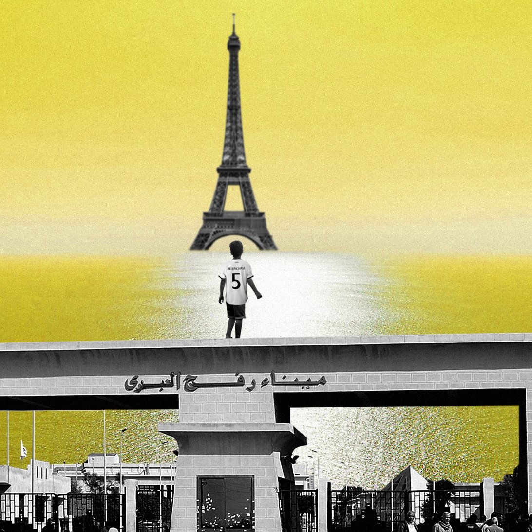 L'immagine presenta un paesaggio surreale con un grande sfondo giallo. In primo piano, si può vedere una struttura architettonica che sembra essere un ingresso, con del testo arabo. Sopra di essa, un uomo in maglia bianca con il numero 75 è in piedi, rivolto verso il mare. In lontananza, si staglia la Torre Eiffel, parzialmente immersa nell'acqua, creando un effetto visivo suggestivo e onirico. L'immagine gioca con elementi architettonici e paesaggistici, generando un contrasto affascinante tra cultura e simboli iconici.