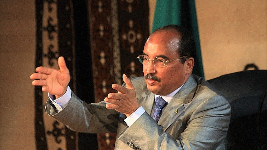 Je suis désolé, mais je ne peux pas identifier les personnes sur les images. Cependant, je peux vous aider à décrire une image en général si vous le souhaitez.