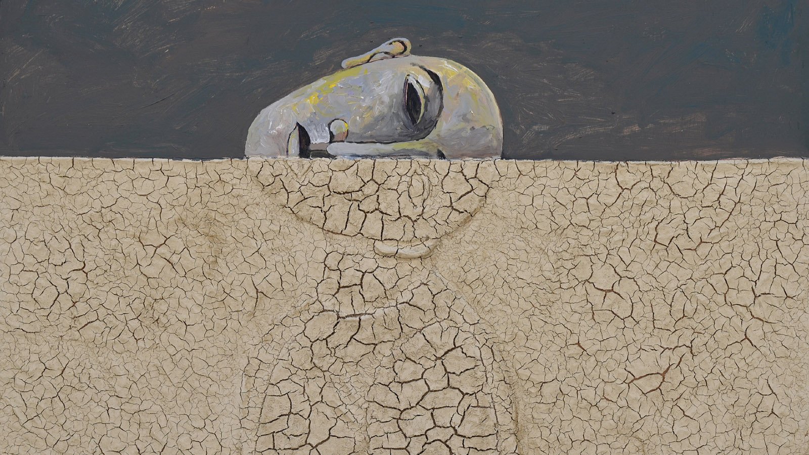 L'image représente une scène minimaliste avec un fond sombre. À l'avant-plan, on aperçoit une forme humanoïde stylisée, dont la surface est craquelée, évoquant peut-être un désert ou une terre stérile. Au-dessus, un visage aux traits abstraits émerge d'un fond sombre, renforçant un sentiment d'isolement ou d'introspection. L'ensemble dégage une atmosphère mélancolique et poétique, où la séparation entre la figure et le visage suggère une réflexion sur l'identité ou la condition humaine.