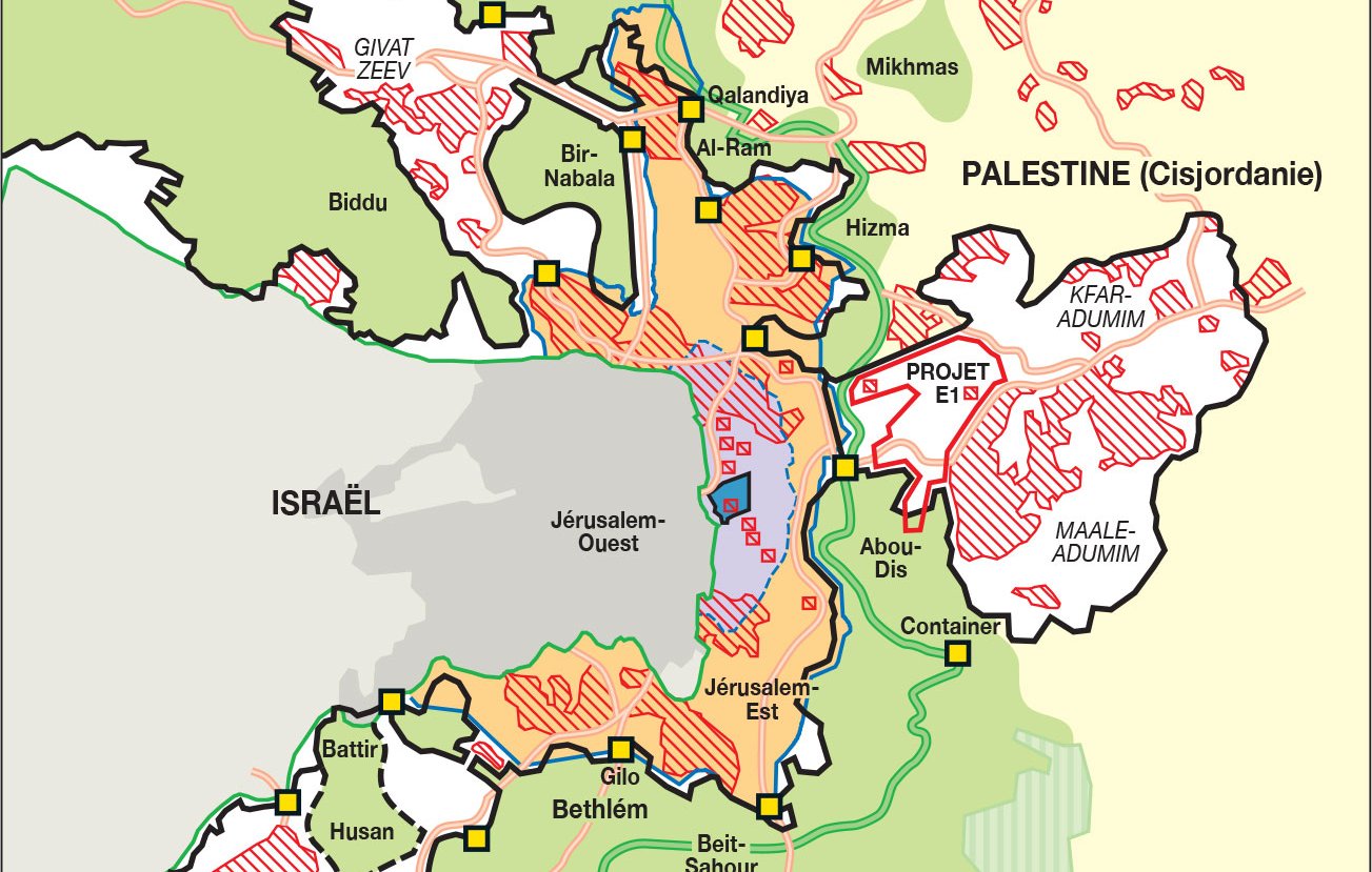 Cette image est une carte du grand Jérusalem, montrant les différentes zones géographiques et politiques de la région. Les éléments principaux de la carte incluent : - **Ligne d'armistice de 1949** : indiquée par une ligne verte, elle délimite les territoires concernés. - **Vieille ville** : mise en évidence, cette zone est d'une importance historique et culturelle. - **Jérusalem entre 1949 et 1967** : les changements de frontières sont représentés. - **Colonies et avant-postes** : situés dans certains secteurs, indiquant la présence israélienne. - **Territoires municipaux palestiniens** : ces zones sont spécifiquement désignées pour les municipalités palestiniennes. - **Mur de séparation** : indiqué en construction, représentant un projet en cours. - **Routes d'accès** : reliant divers points stratégiques, y compris des check-points. Les couleurs et motifs sur la carte servent à distinguer les différentes zones, leur statut administratif et les projets d'infrastructure.
