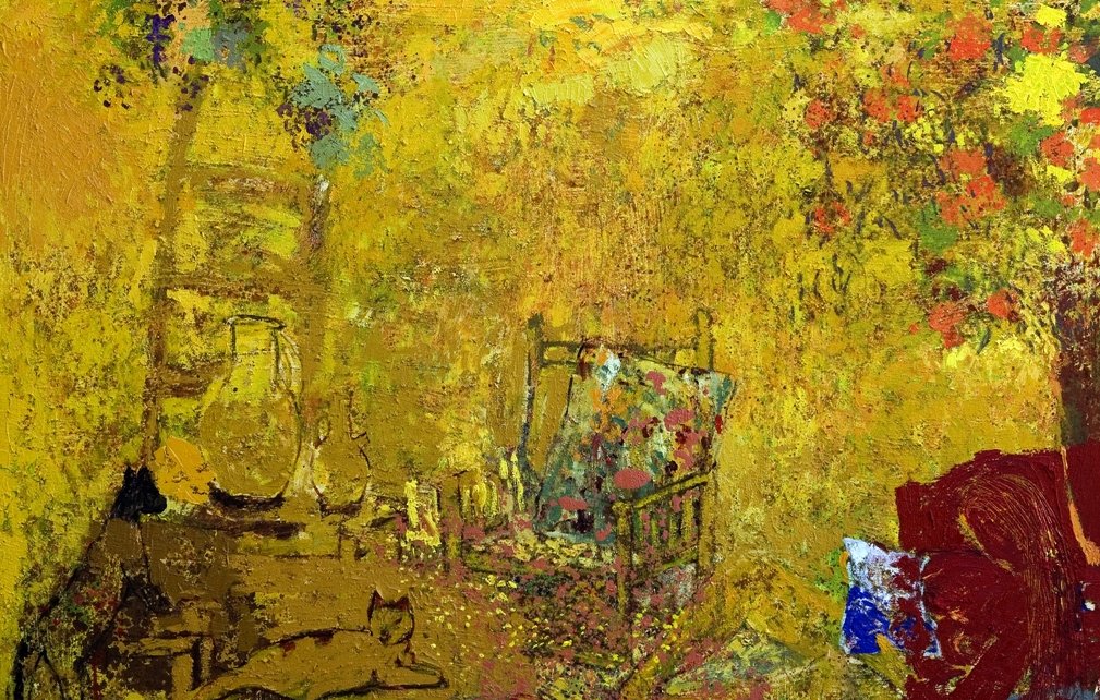 L'image présente une composition colorée dominée par des teintes jaunes. On peut apercevoir divers objets disposés de manière artistique, comme un pot, une échelle et une chaise. Une toile de peinture, richement décorée de motifs floraux, est également visible. Un chat noir se repose sur le sol, ajoutant une touche de vie à la scène. En arrière-plan, des touches de couleurs vives évoquent des fleurs, créant une atmosphère chaleureuse et vibrante. L'ensemble dégage une ambiance paisible et artistique.