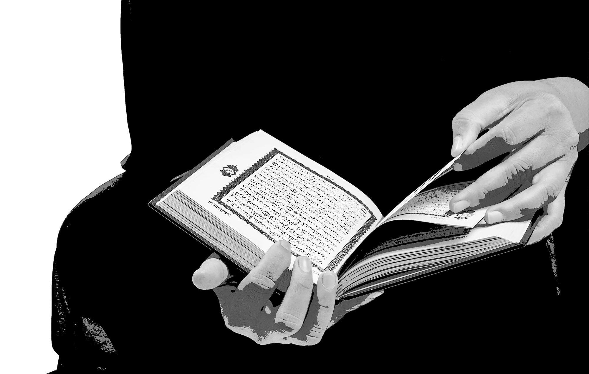 L'image montre une personne tenant un livre ouvert, probablement un texte sacré. Les mains sont bien visibles, feuilletant les pages, et l'arrière-plan est sombre, ce qui met en avant le livre. La combinaison entre les mains et le livre crée un contraste significatif, attirant l'attention sur l'acte de lire.