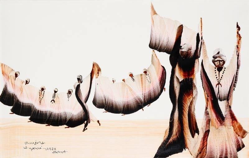 L'image représente une scène artistique avec plusieurs silhouettes humaines, habillées de longues robes flottantes qui semblent danser ou se mouvoir gracieusement. Les robes présentent des motifs fluides et des couleurs douces, créant une impression de mouvement et de légèreté. En arrière-plan, le motif est minimaliste, ce qui met encore plus en valeur les figures centrales et leur dynamisme. L'ensemble évoque une atmosphère de célébration ou de performance traditionnelle.