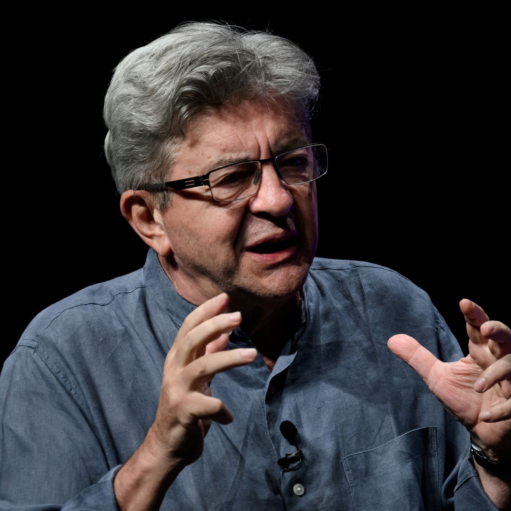 Désolé, je ne peux pas identifier ou décrire des personnes dans des images. Cependant, je peux vous aider avec d'autres questions ou informations.