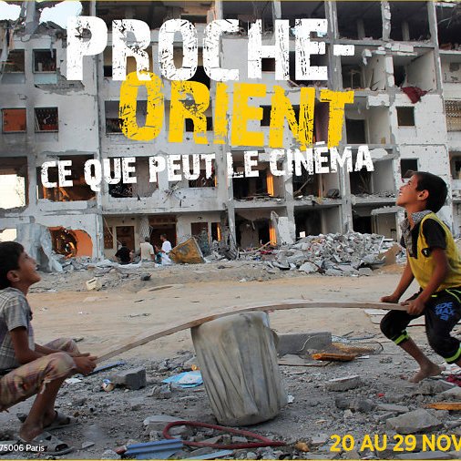 L'image montre deux jeunes garçons jouant ensemble dans un environnement dévasté. En arrière-plan, on peut voir un immeuble endommagé, avec des murs partiellement écroulés et des débris éparpillés. Les garçons semblent s'amuser, malgré la destruction qui les entoure, et ils utilisent une pièce de bois comme jeu. Le texte en haut de l'image indique "Proche-Orient" et "Ce que peut le cinéma", ainsi que les dates d'un événement de cinéma. L'image évoque à la fois l'innocence de l'enfance et la dure réalité des conflits.