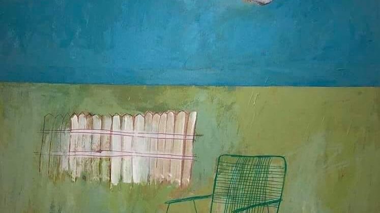 L'image représente une scène abstraite et minimaliste. On y voit un ciel bleu avec un soleil rayonnant et un nuage pastel flottant. Le sol est d'un vert uni et une clôture blanche est visible à l'arrière-plan. Au centre, il y a une chaise de jardin en métal aux lignes simples, dessinée avec un contour vert. L'ensemble dégage une atmosphère calme et contemplative, évoquant des moments de détente en plein air.