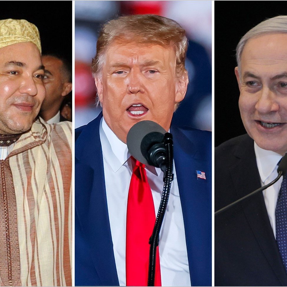 L'image présente trois individus. À gauche, une personne portant une tenue traditionnelle marocaine avec un chapeau. Au centre, un homme parlant à un microphone, habillé d'un costume avec une cravate rouge. À droite, un homme souriant, habillé d'un costume sombre, se tenant également près d'un microphone. L'image semble suggérer un contexte politique ou public.