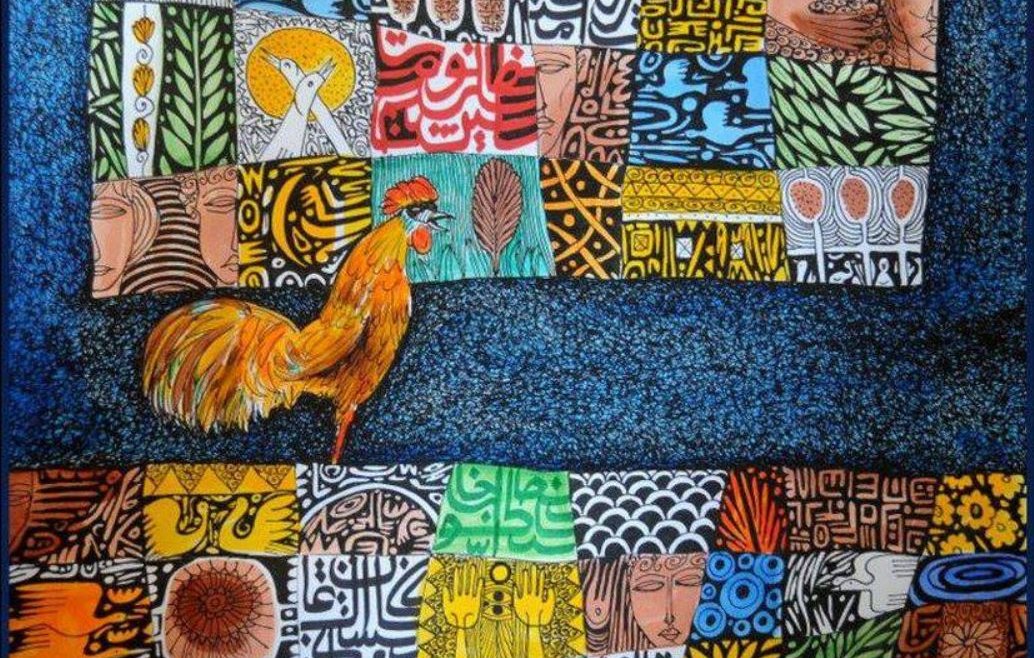L'image représente un art visuel coloré et dynamique. On y voit un coq vibrant en orange qui se déplace sur un fond structuré avec divers motifs et illustrations. Les motifs incluent des formes géométriques, des visages stylisés et des éléments abstraits dans une palette de couleurs variées, comme le bleu, le jaune, le noir et le rouge. L'ensemble crée une composition riche et vivante, mélangeant nature et art graphique.