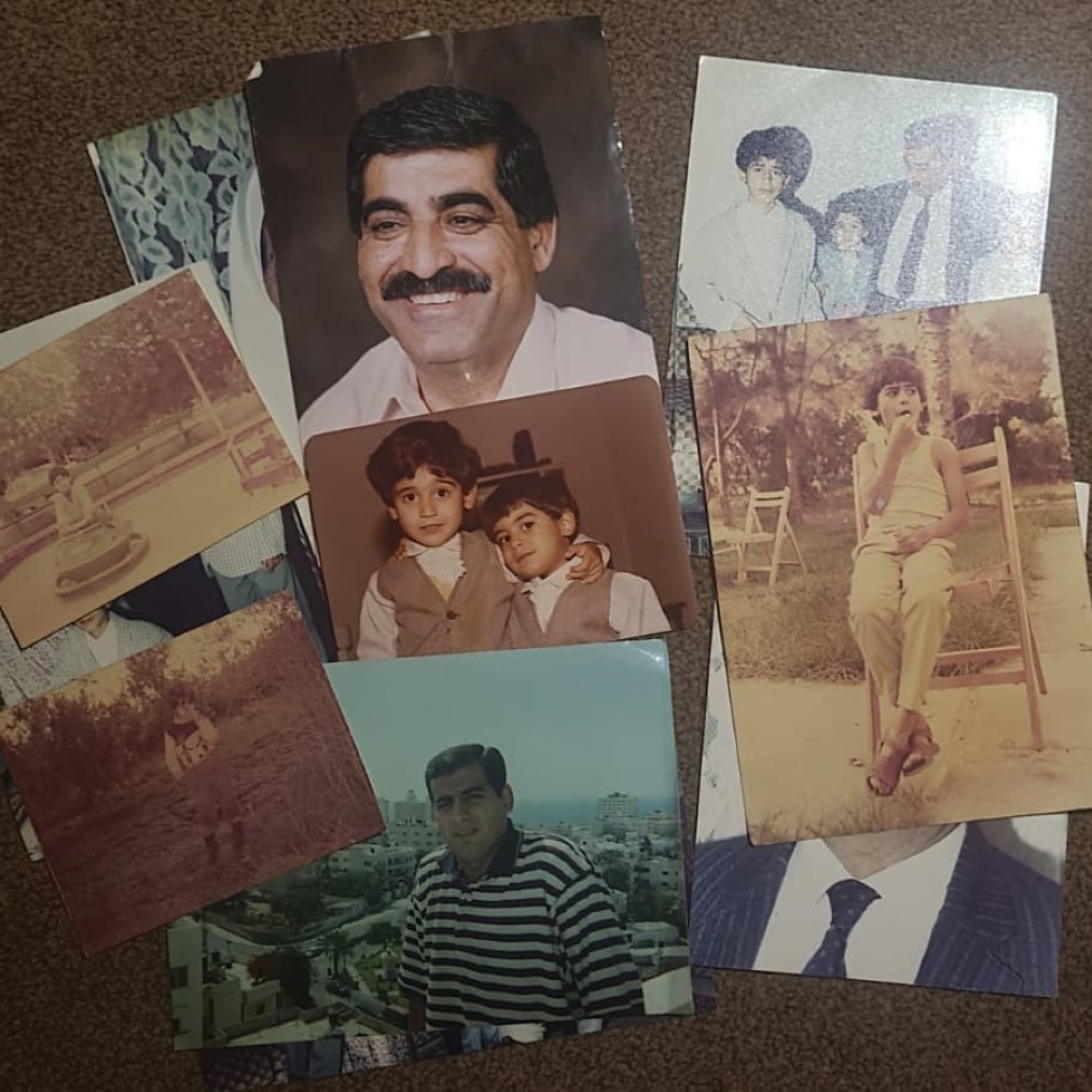 تصویر شامل تعدادی عکس قدیمی است. در بیشتر آنها افراد مختلفی در حالت‌های مختلف دیده می‌شوند.