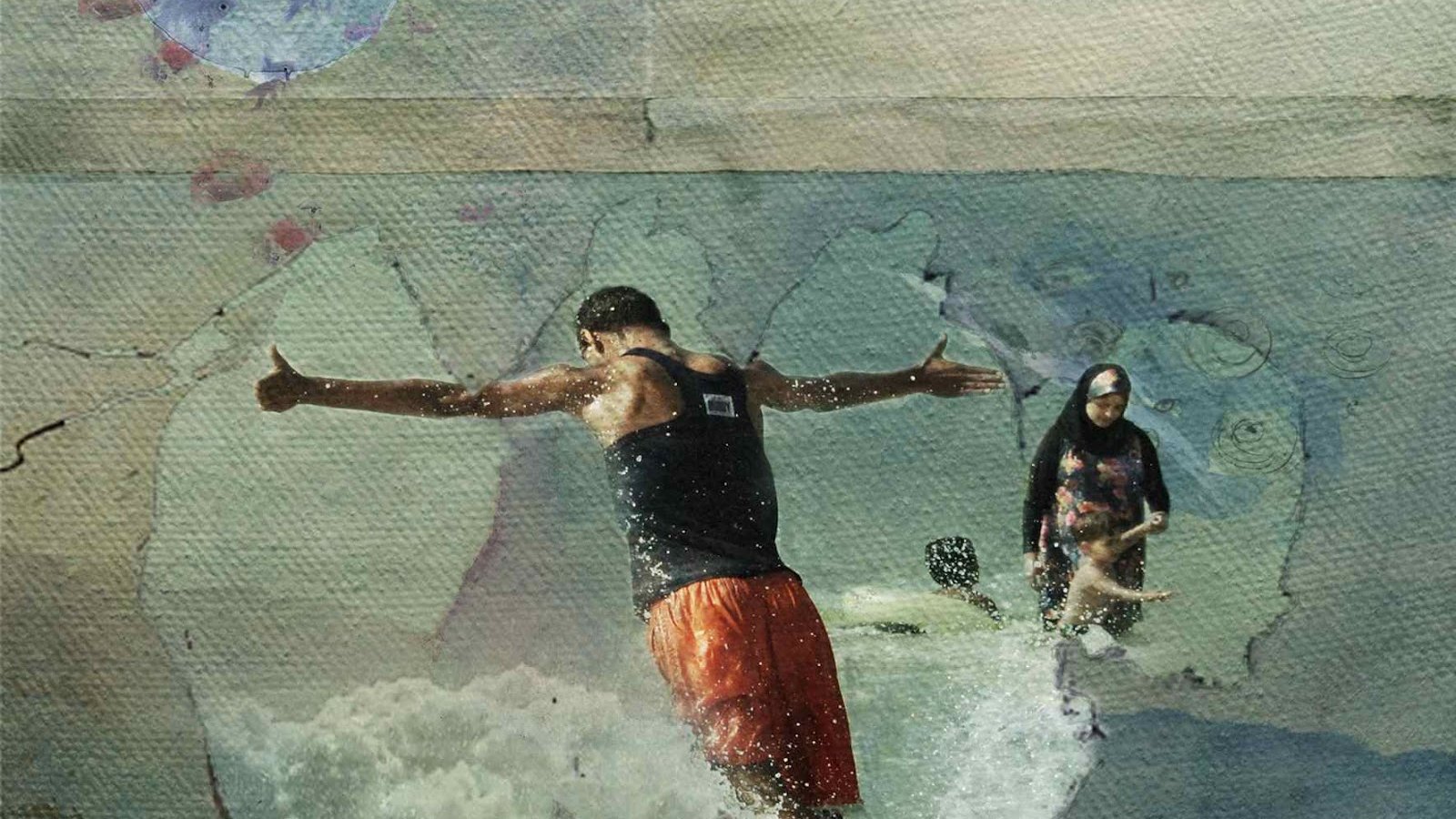 L'image représente un collage artistique où un homme en maillot de bain plonge dans l'eau, créant des éclaboussures autour de lui. À l'arrière-plan, on peut apercevoir une femme dans l'eau, ainsi qu'une ambiance légèrement floue et onirique, avec des éléments aquatiques et des motifs abstraits. Les couleurs sont douces, évoquant une atmosphère estivale et relaxante, avec un mélange de textures qui donne une impression de mouvement et de liberté.