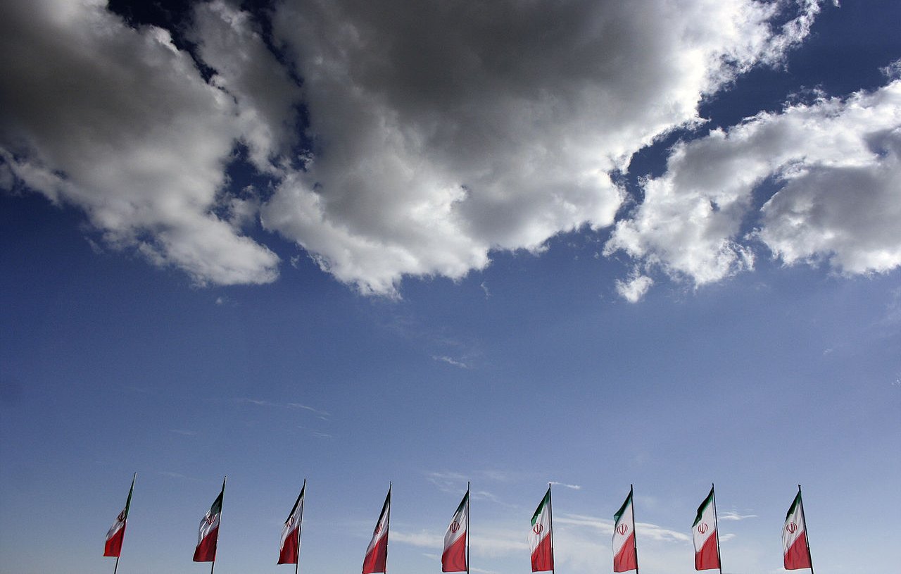 L'image montre un ciel bleu avec quelques nuages blancs floconneux. En bas, plusieurs drapeaux sont disposés sur une ligne horizontale, représentant probablement le Mexique, avec leur motif caractéristique. L'ensemble de la scène évoque une atmosphère de célébration ou d'événement, avec une belle vue sur le ciel.