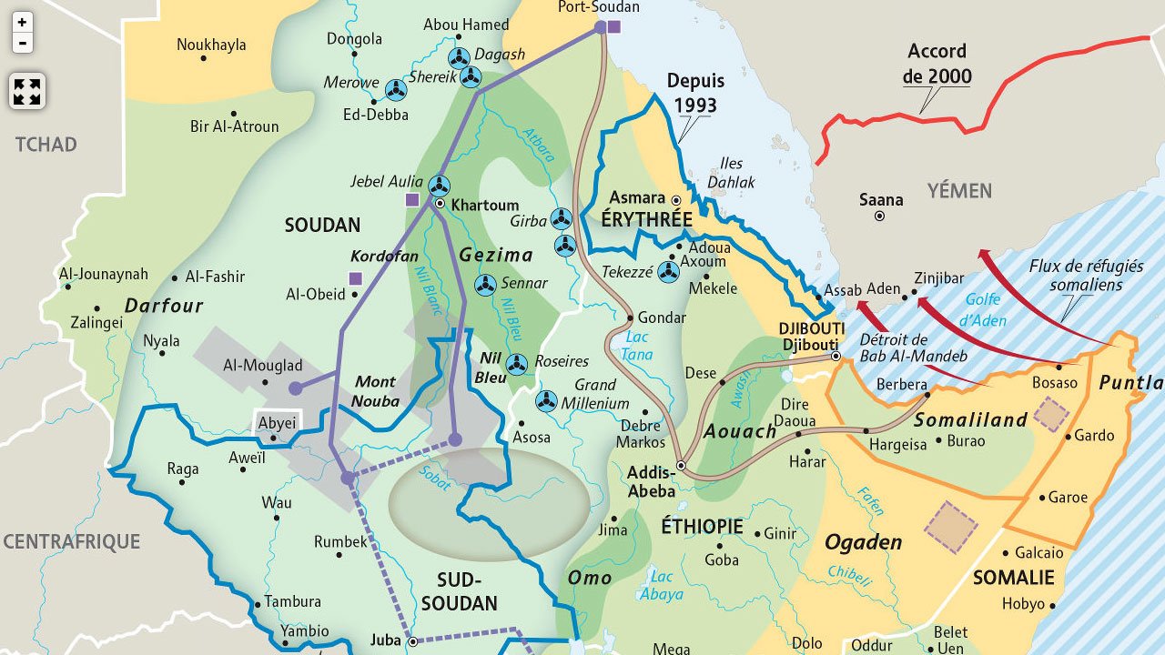 Cette image est une carte géographique d'une région d'Afrique de l'Est, comprenant plusieurs pays tels que le Soudan, l'Érythrée, l'Éthiopie et la Somalie. On y voit des frontières dessinées en bleu, ainsi que des zones de conflit, comme le Darfour et le Sud-Soudan, indiquées. Les fleuves et les montagnes sont également représentés, et des dates importantes, comme des accords ou des divisions, sont notées. Cette carte met en évidence la complexité géopolitique de la région.