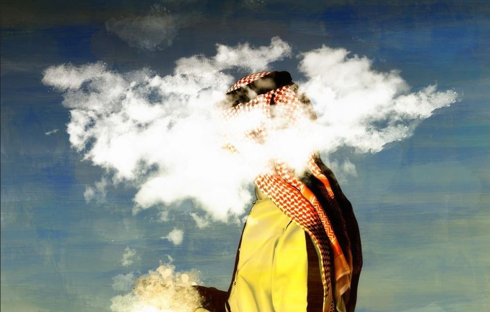 L'image présente la silhouette d'une personne vêtue d'une tenue traditionnelle, avec un keffieh sur la tête. La partie supérieure de son corps, en particulier sa tête, est remplacée par des nuages, créant un effet artistique et surréaliste. L'arrière-plan est bleu, ce qui contraste avec les nuages et met en valeur la figure humaine. L'ensemble évoque des thèmes de rêve, de réflexion ou d'imagination.