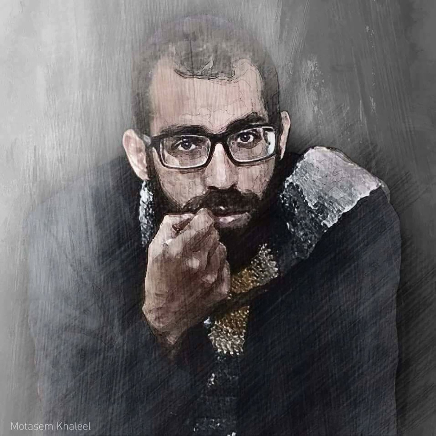 L'image montre un homme avec des lunettes, au regard intense, qui semble réfléchissant. Il a une barbe et porte un vêtement sombre avec des détails clairs. Le fond est flou et évoque une ambiance artistique ou mélancolique. Les traits de son visage sont bien définis, ce qui attire l'attention sur son expression.