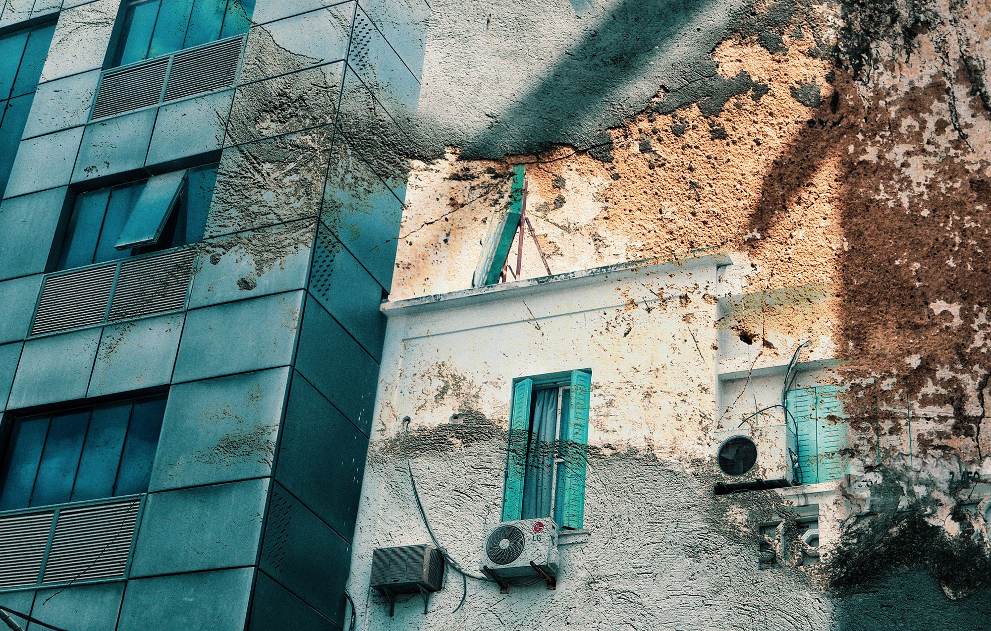 La imagen muestra la fachada de un edificio moderno de varios pisos, con ventanas de cristal y estructura metálica. Al lado, hay una pared de una construcción más antigua, que presenta desconchones y una textura envejecida. Se pueden ver persianas de color azul en algunas ventanas y un aire acondicionado montado en la pared. La mezcla de elementos arquitectónicos modernos y antiguos crea un contraste visual interesante, resaltando la historia y evolución del entorno urbano.