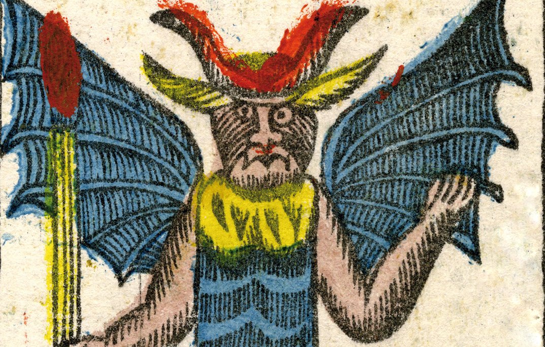 L'image représente une créature fantastique, possédant des ailes de chauve-souris et des traits anthropomorphes. Elle a un visage particulier, avec des yeux marquants et une expression qui semble imposante. Son corps est recouvert d'un pelage brun, et elle porte une sorte de costume coloré avec des éléments jaunes et bleus. Dans l'une de ses mains, elle tient un bâton. L'ensemble évoque une figure démoniaque ou mythologique, avec un style artistique détaillé et coloré.