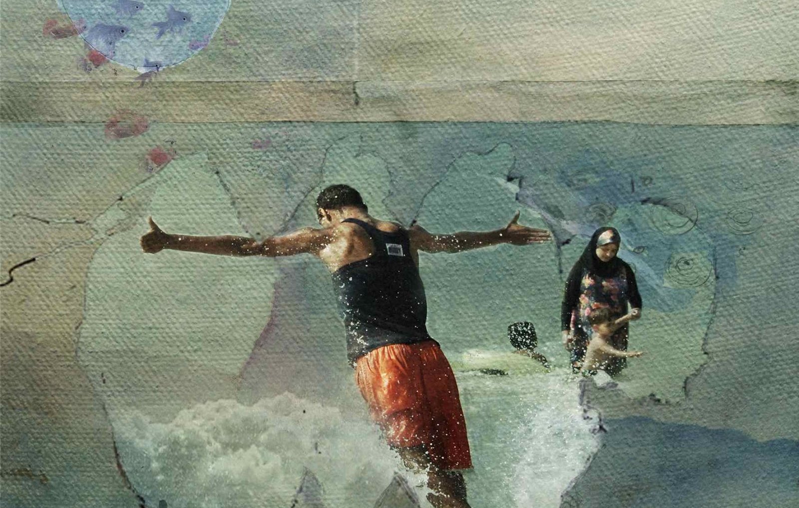 L'image représente un collage artistique où un homme en maillot de bain plonge dans l'eau, créant des éclaboussures autour de lui. À l'arrière-plan, on peut apercevoir une femme dans l'eau, ainsi qu'une ambiance légèrement floue et onirique, avec des éléments aquatiques et des motifs abstraits. Les couleurs sont douces, évoquant une atmosphère estivale et relaxante, avec un mélange de textures qui donne une impression de mouvement et de liberté.