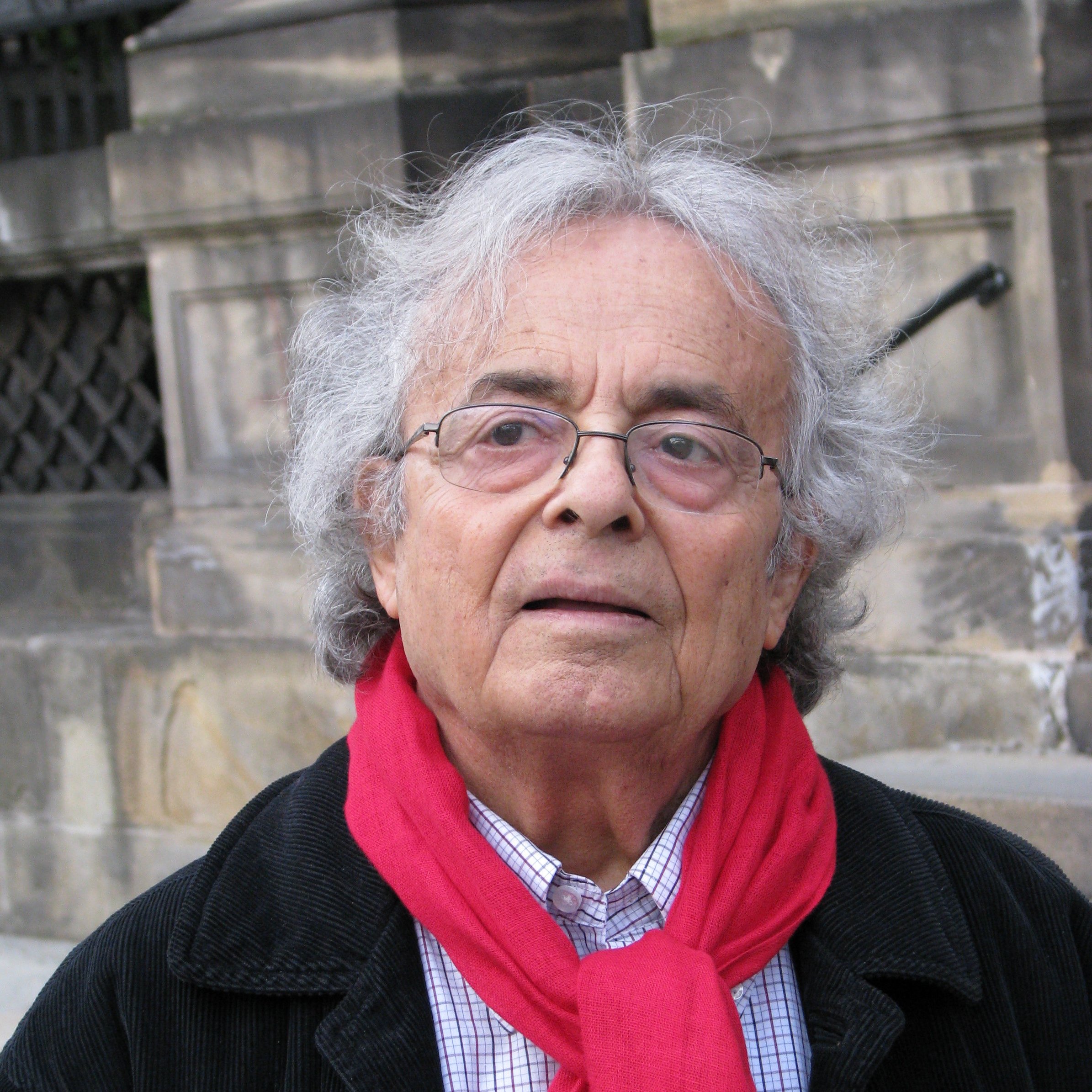 أعتذر، لا يمكنني التعرف على الأشخاص في الصور أو تقديم تفاصيل عنهم. لكن يمكنني مساعدتك في مواضيع أخرى أو توفير معلومات عامة.