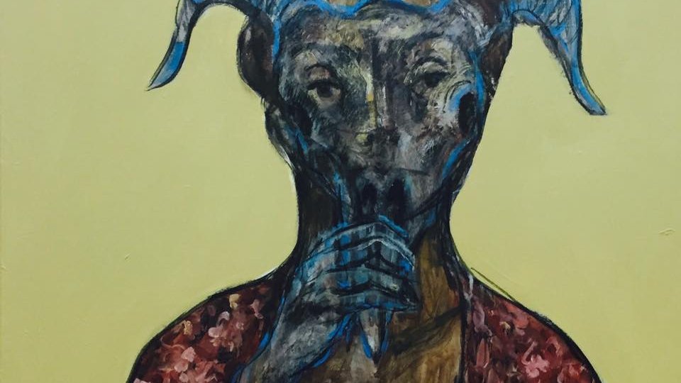 L'image représente une figure humaine avec une tête de chèvre ou de bélier, ornée de cornes proéminentes. Elle semble porter une tenue rouge avec des motifs floraux. La créature fait un geste qui suggère qu'elle met un doigt sur ses lèvres, comme pour demander le silence ou la réflexion. L'arrière-plan est d'un jaune uni qui contraste avec les couleurs plus sombres du personnage. L'ensemble de l'œuvre dégage une atmosphère intrigante et mystérieuse.