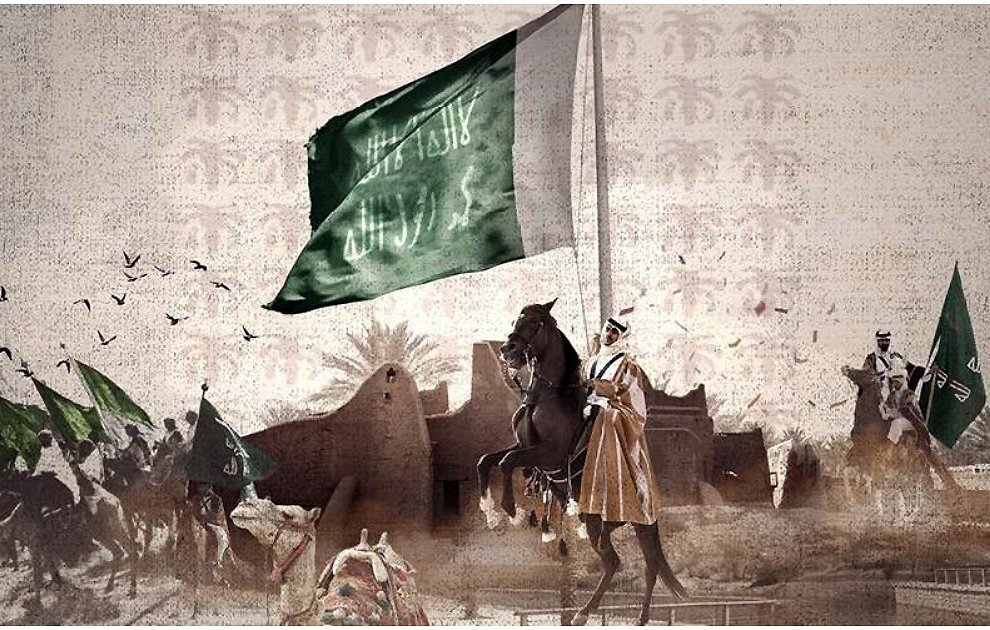 L'image représente une scène symbolique, probablement liée à la culture ou l'histoire du monde arabe, avec des cavaliers sur des chevaux portant des drapeaux. Au centre, un grand drapeau vert, qui semble être le drapeau saoudien, flotte majestueusement. En arrière-plan, on peut apercevoir des éléments architecturaux traditionnels ainsi que des silhouettes de palmiers, évoquant un paysage désertique. L'atmosphère générale semble célébrer un héritage culturel riche et une certaine histoire.