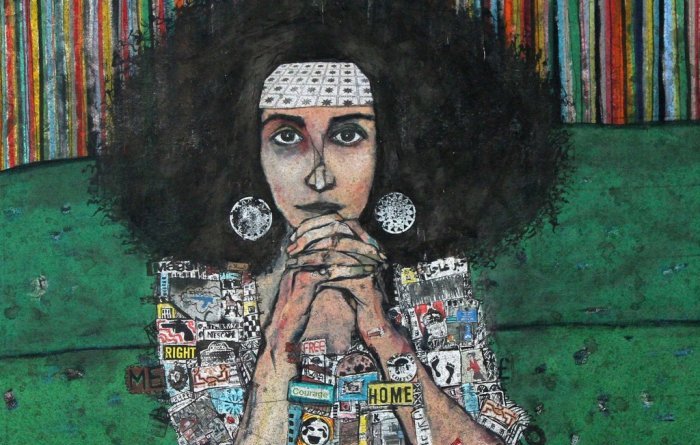 L'image représente une femme assise sur un canapé vert. Elle a de grands cheveux crépus et porte un bandeau blanc. Ses mains sont jointes sous son menton, et elle affiche une expression pensive. Son corps est recouvert de collage, composé de divers autocollants et affiches, représentant des mots et des images liées à des thèmes comme les droits, la révolution, et la maison. En arrière-plan, on observe des bandes colorées, ajoutant une ambiance vibrante à la scène.