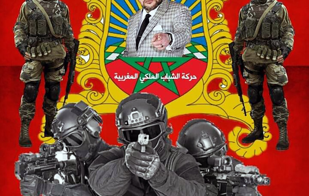 الصورة تحتوي على خلفية حمراء وعليها صورة لشخص يرتدي نظارات وبدلة، ربما يكون شخصية سياسية. في المقدمة، يوجد مجموعة من الجنود المسلحين يتخذون وضع الاستعداد. يُظهر التصميم عبارة "هنا المغرب" بشكل بارز، ويبدو أن الرسالة تعبر عن قوة الجيش أو الأمن في البلاد. النصوص والرموز تشير إلى حركة أو منظمة معينة، مما يعكس موضوعًا وطنيًا.