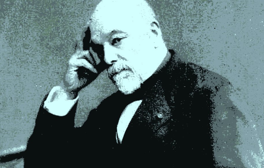 L'image montre un homme âgé, vêtu d'un costume formel et d'un chapeau haut de forme, assis sur un mobilier orné. Il se tient la main sur le front, dans une pose pensive ou réfléchie. Son visage est marqué par le temps, avec une barbe et des cheveux gris. L'éclairage donne une ambiance vintage à la photo, évoquant une époque passée.