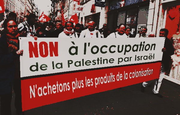 تظهر في الصورة مجموعة من الأشخاص يسيرون في تظاهرة، حاملين لافتة كبيرة مكتوب عليها باللغة الفرنسية "NON à l'occupation de la Palestine par Israël" والتي تعني "لا للاحتلال الفلسطيني من قبل إسرائيل". كما يوجد نص آخر في الأسفل يشير إلى عدم شراء منتجات الاستعمار. يبدو أن المشاركين في التظاهرة يعبرون عن معارضتهم للاحتلال ودعوتهم للامتناع عن دعم المنتجات المرتبطة به.