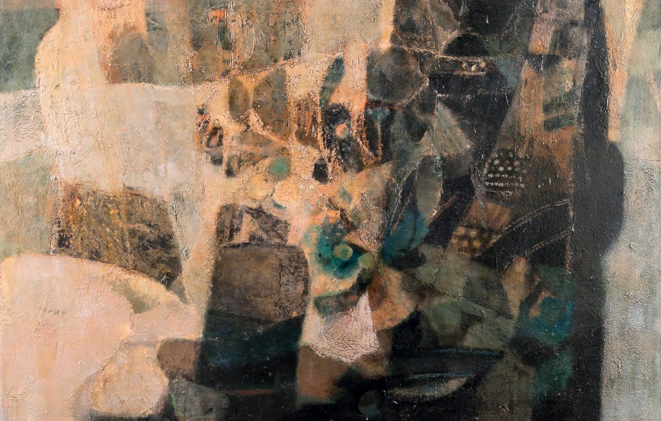 L'image représente une peinture abstraite où les formes et les couleurs se mélangent harmonieusement. On distingue des figures humaines, dont l'une est vêtue d'un long manteau sombre et d'un foulard. Le fond est composé de teintes douces, avec des nuances de vert, beige et noir, créant une ambiance contemplative. Les éléments sont imbriqués, évoquant un sentiment de mystère et d'interaction entre les personnages et leur environnement. Les motifs délicats, comme des formes circulaires, ajoutent une texture et une profondeur intéressantes à l'œuvre.