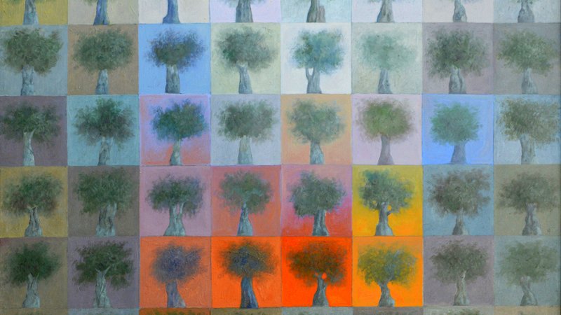 L'image présente une grille de carrés, chacun représentant un arbre stylisé sur fond de couleurs variées. Les arbres semblent avoir des feuillages verts, et les arrière-plans alternent entre des teintes que l'on peut décrire comme des dégradés de bleu, orange, et jaune. Au centre de la grille, deux carrés se distinguent : l'un montre un arbre sur un fond rouge, et l'autre propose la silhouette d'une personne. Dans la partie inférieure, un chien noir est également visible, apportant une touche de vie à la composition. L'ensemble crée une atmosphère à la fois harmonieuse et intrigante.