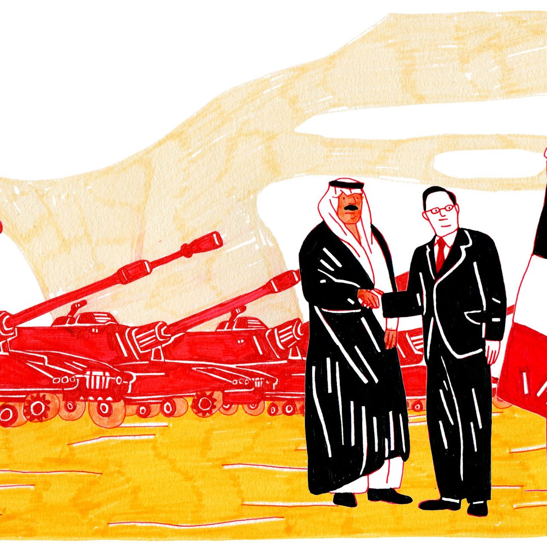 L'image représente une scène stylisée avec deux personnages au premier plan, l'un vêtu d'une tenue traditionnelle arabe et l'autre en costume. Ils sont en train de se serrer la main, symbolisant un accord ou une coopération. En arrière-plan, on aperçoit plusieurs chars de combat, suggérant un contexte militaire ou de tension. Le paysage est dessiné avec des couleurs vives comme le rouge et le jaune, ce qui donne à l'ensemble un aspect graphique et impactant.