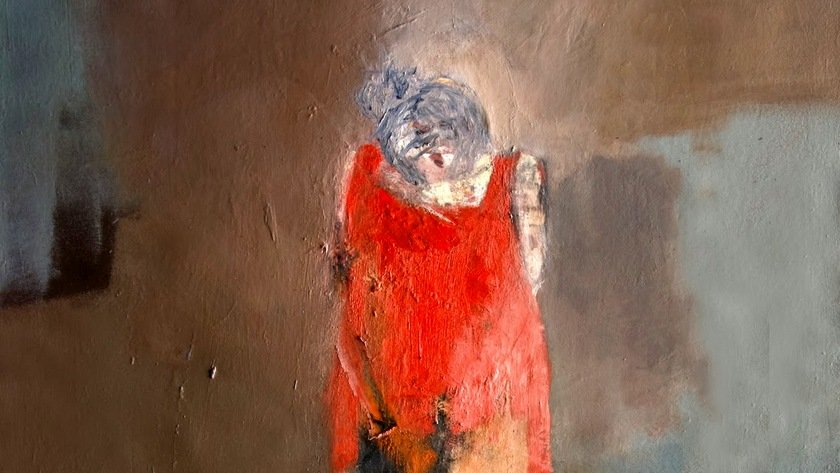 L'image présente une figure féminine stylisée, vêtue d'une robe rouge. La peinture utilise des couleurs douces et des tons terreux, créant un contraste avec le rouge vif de la robe. La silhouette semble être entourée d'un fond flou dans des nuances de marron et de bleu, ce qui donne une impression de profondeur et de mystère. La posture de la figure peut évoquer une certaine introspection ou mélancolie.