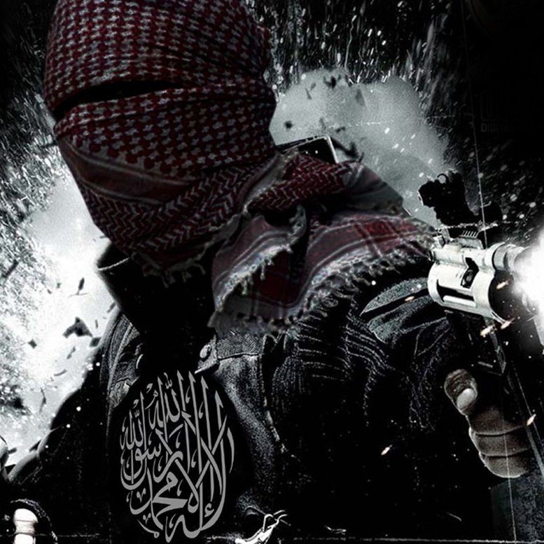 تظهر في الصورة شخصية ملثمة ترتدي غطاء رأس تقليدي، وتحمل أسلحة في يديها. الخلفية تبدو مشوشة وكأنها تعبر عن حالة من الفوضى أو الصراع. كما يظهر جزء من نص عربي في أسفل الصورة، يضيف طابعًا دراميًا للمشهد. تعكس الصورة أجواء من القوة والتوتر.