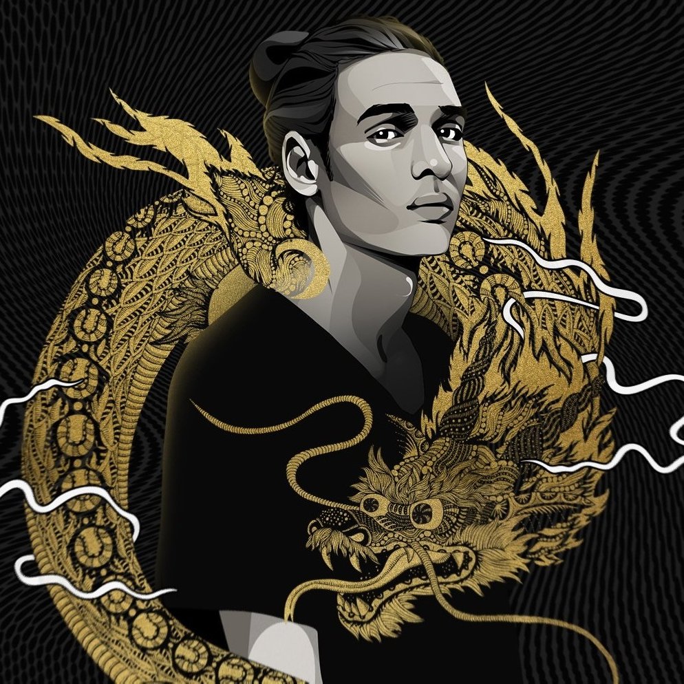 L'image montre un jeune homme avec un regard sérieux, représenté dans un style artistique moderne. Il porte un t-shirt noir et a les cheveux tirés en arrière. En arrière-plan, on voit un dragon doré stylisé qui évoque une atmosphère dynamique et mystique. Le fond est noir avec des motifs ondulés, ce qui crée un contraste saisissant avec la couleur dorée du dragon. L'ensemble de l'image dégage une impression de force et de mystère.